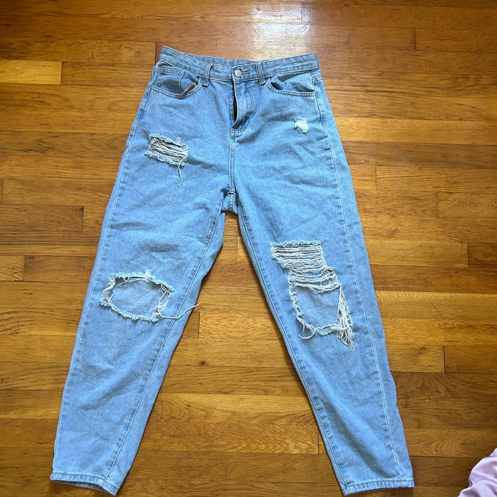 This 90s 2000s high waisted blue jeans with rips, straight leg with a light wash